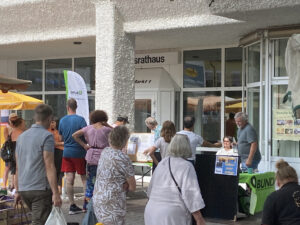 Der gemeinsame Infostand der Energieoffensive Weilimdorf, der Verbraucherzentrale und des BUND war auf dem Weilimdorfer Wochenmarkt am 14. Juli 2023 dicht umlagert.