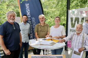 Das EOW Team bei der Einwohnerversammlung am 21. Juli 2025 vor der Lindenbachhalle, Foto GOEDE