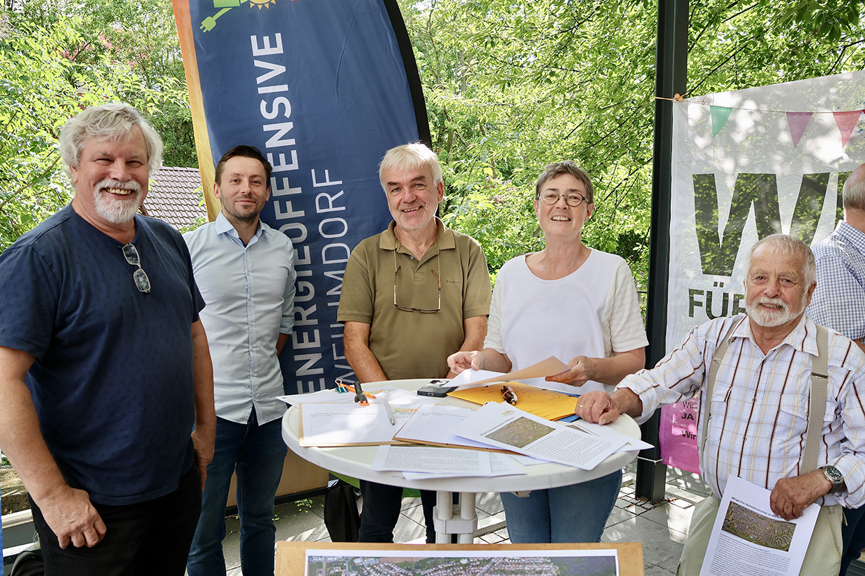 Das EOW Team bei der Einwohnerversammlung am 21. Juli 2025 vor der Lindenbachhalle, Foto GOEDE